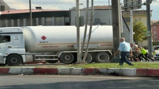 Yolda kalan yakıt tankerini imdadına polis ekipleri yetişti