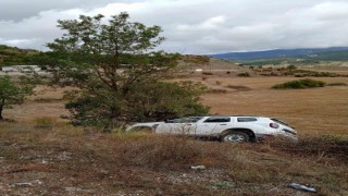 Yoldan çıkan cip devrilmekten son anda kurtuldu