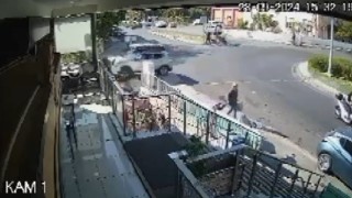 Yoldan çıkan otomobil apartman bahçesine uçtu... O anlar kamerada
