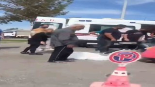 Yolun karşısına geçen yayaya otomobil çarptı