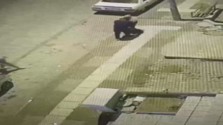 Yolun karşısına yavaş geçtiği için sinirlendiği yayaya kafa attı