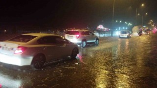 Yozgatta sağanak yağış sonucu yollarda su birikintileri oluştu