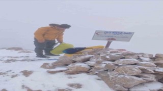Yüksekovalı dağcılar dolu ve tipiye rağmen 4 bin 135 rakıma zirve yaptı
