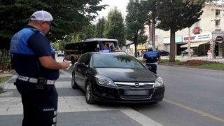 Zabıta kaldırımlara park eden araçları affetmedi