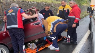 Zonguldakta otomobil kanala düştü: 2 yaralı