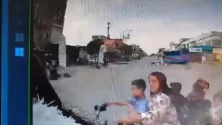 10 yaşındaki çocuğun kullandığı elektrikli bisiklete dolmuş çarptı