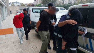14 yaşındaki erkek çocuğuna etek giydirilmesine 8 gözaltı