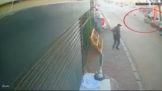 5 aracı biçti, ağır yaralandı... O anlar kamerada