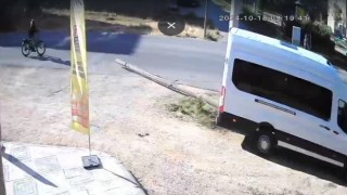 5 metrelik direği yola devirdi, bisiklet sürücüsü son anda kurtuldu