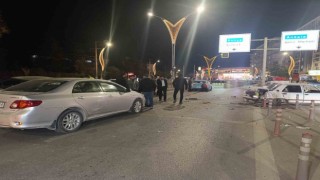 5 otomobilin karıştığı kazada ortalık savaş alanına döndü: 2 yaralı