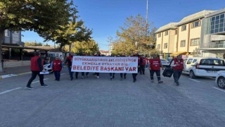 6 kişinin işine son verilen Büyükkarıştıran Belediyesi önünde eylem