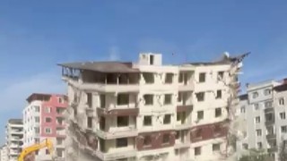 7 katlı bina iş makinesinin darbesiyle yerle bir oldu