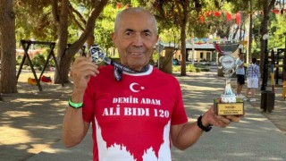 75 yaşındaki Demir Adam, Alanya Triatlonundan 1 kupa ve 1 madalya ile döndü