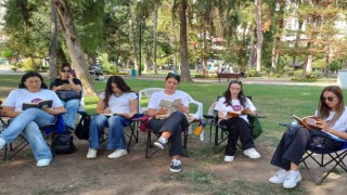 Adanada teknoloji bağımlılığına dikkat çekmek için parkta kitap okudular