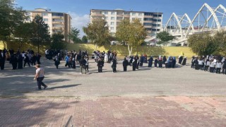 AFAD ekiplerinden öğretmen ve öğrencilere afet farkındalık eğitimi
