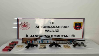 Afyonkarahisarda jandarma 4 eve baskın yaptı