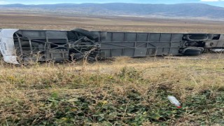 Afyonkarahisarda turist kafilesi taşıyan otobüs devrildi, 1i ağır 20 kişi yaralandı