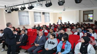 Ağrı Milli Eğitim Müdürü Kökrek, öğrencilere MEBİyi tanıttı