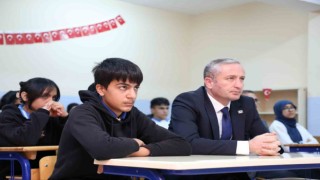 Ağrı Milli Eğitim Müdürü Kökrek öğrencilerle birlikte Dersimiz Cumhuriyete Doğru filmini izledi