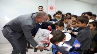 Ağrıda ihtiyaç sahibi öğrencilere kışlık giysi desteği