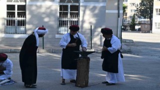 Ahilik teşkilatına girmeye hak kazanan çıraklar şedlerini kuşandı
