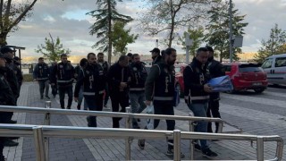 Aklen malul kişileri dolandırıp kartlarını kullanıp kredi çektirmişler