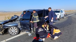 Aksarayda cip ile kamyonet çarpıştı: 3 yaralı