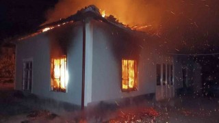 Aksarayda müstakil ev alev alev yandı