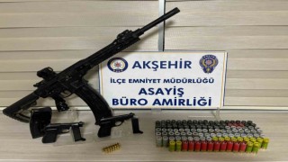 Akşehirde yakalanan araçtan tabanca ve tüfek çıktı