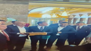 Alanyada Özgür Özele Bangladeşten özel olarak getirilen el yazması Kuran-ı Kerim hediye edildi