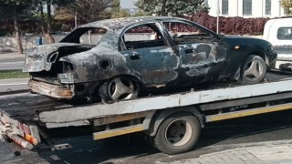 Alev topuna dönen otomobil kullanılamaz hale geldi