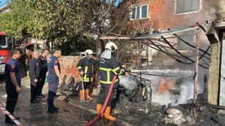 Alevlere teslim olan garaj iki evi küle çeviriyordu