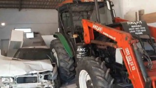 Amasyada 2 otomobile çarpan traktör mobilya atölyesine daldı