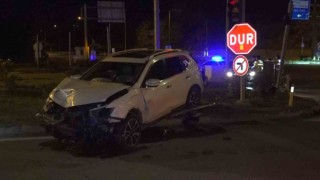 Amasyada kavşakta 3 aracın karıştığı kazada 5 kişi yaralandı