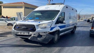 Ambulans ile otomobil çarpıştı: 1 yaralı