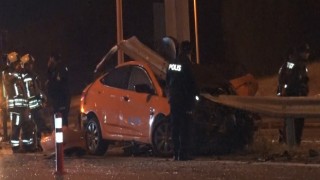 Ankarada kontrolden çıkan taksi bariyerlere saplandı: 1 ölü