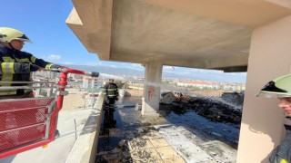 Antakyada apartmanın çatısında yangın çıktı