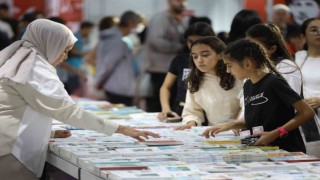 Antalya Kitap Fuarına ilk günden yoğun ilgi