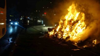 Antalyada geri dönüşüm kamyonundaki atıklar alev aldı, dumanlar sürücülere zor anlar yaşattı