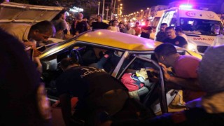 Antalyada iki otomobilin çarpıştığı kazada vatandaşlar ve ekipler saniyelerle yarıştı: 4 yaralı