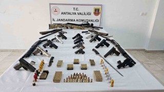 Antalyada jandarmadan eş zamanlı silah operasyonu
