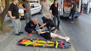 Antalyada motosiklet kaldırıma çarparak devrildi, genç kız yaralandı