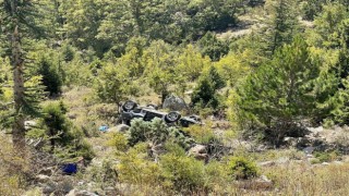 Antalyada otomobil yayla yolunda uçuruma yuvarlandı: 2 yaralı