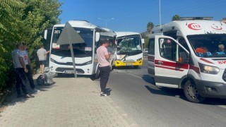 Antalyada tur midibüsleri çarpıştı: 12 yaralı