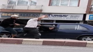 Aracın camından dışarı çıkardıkları sürücüyü böyle darp ettiler