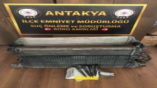 Aracın parçalarını çalan şahıs, çaldıklarıyla yakalandı