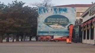 Aracıyla defalarca çarparak eğlence mekanının camını çerçevesini indirdi