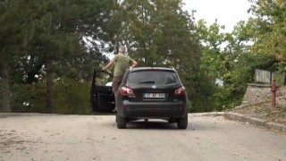 Araçlar sürücülerin müdahalesi olmadan yokuş yukarı çıkıyor, görenler şaşkına dönüyor