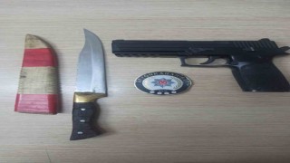 Aranan şahıslar tabanca ve bıçakla yakalandı