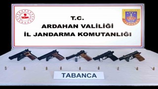 Ardahanda otomobilde 5 adet ruhsatsız tabanca ele geçirildi